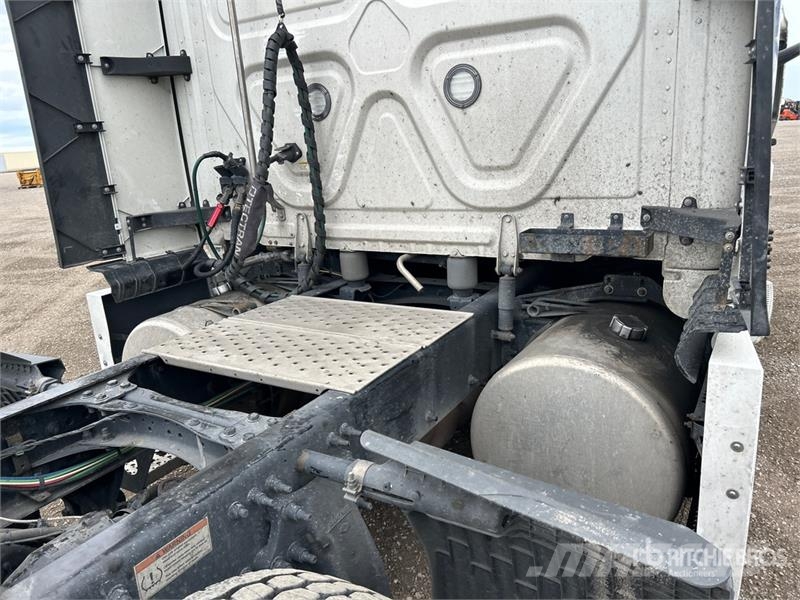 Freightliner Cascadia 126 6x4 T/A Sleeper Truck Tractor Tractor Units