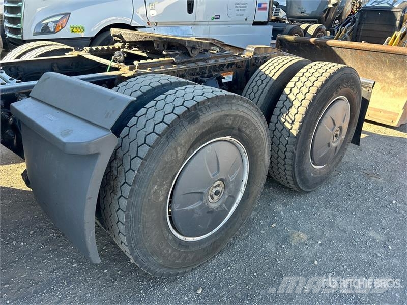 Freightliner Cascadia 126 6x4 T/A Sleeper Truck Tractor Sattelzugmaschinen