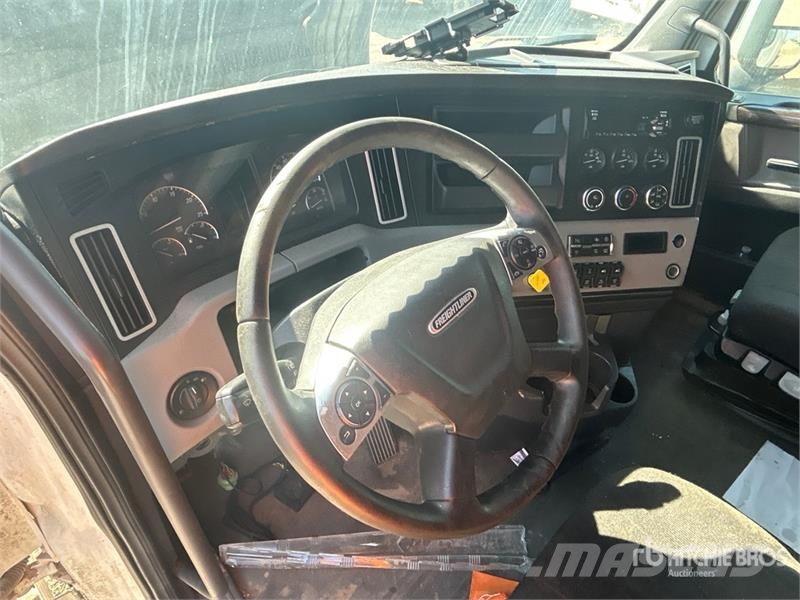 Freightliner Cascadia 126 6x4 T/A Sleeper Truck Tractor (Inoper Tegljači