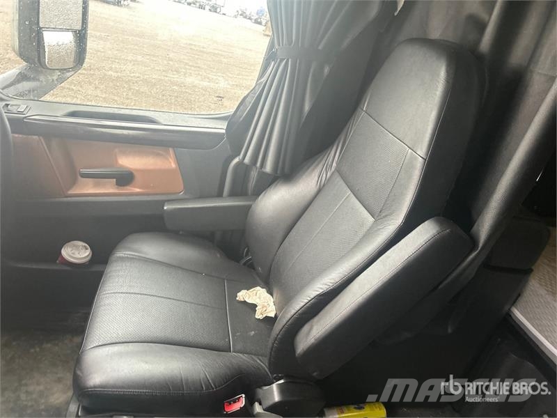 Freightliner Cascadia 126 T/A Sleeper Truck Tractor Tractor Units