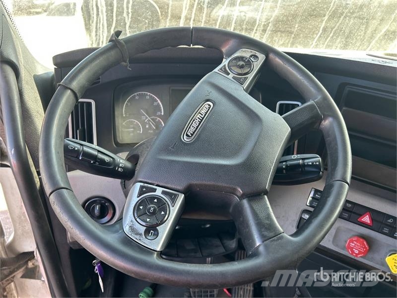Freightliner Cascadia 126 6x4 T/A Sleeper Truck Tractor Седельные тягачи