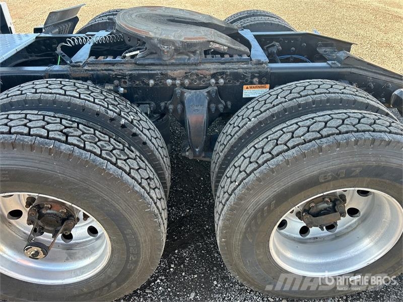 Freightliner Cascadia 126 6x4 T/A Sleeper Truck Tractor Седельные тягачи