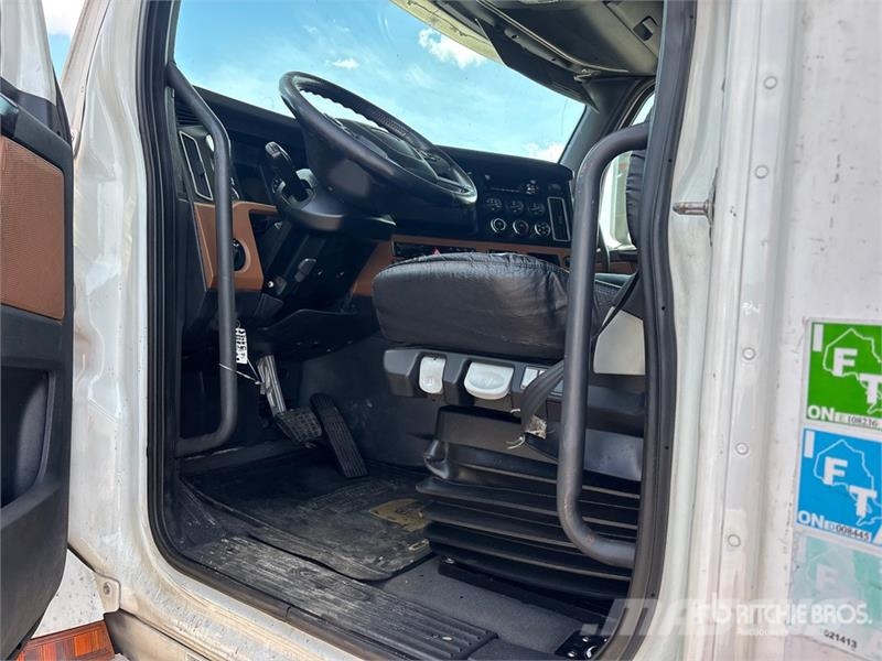 Freightliner Cascadia 126 6x4 T/A Sleeper Truck Tractor Vetopöytäautot
