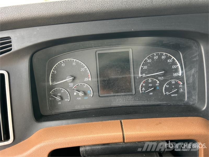 Freightliner Cascadia 126 6x4 T/A Sleeper Truck Tractor Tractor Units