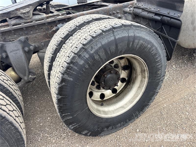 Freightliner Cascadia 126 6x4 T/A Sleeper Truck Tractor Тягачі