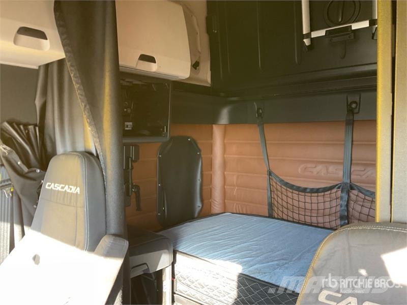 Freightliner Cascadia 126 6x4 T/A Sleeper Truck Tractor Tractor Units