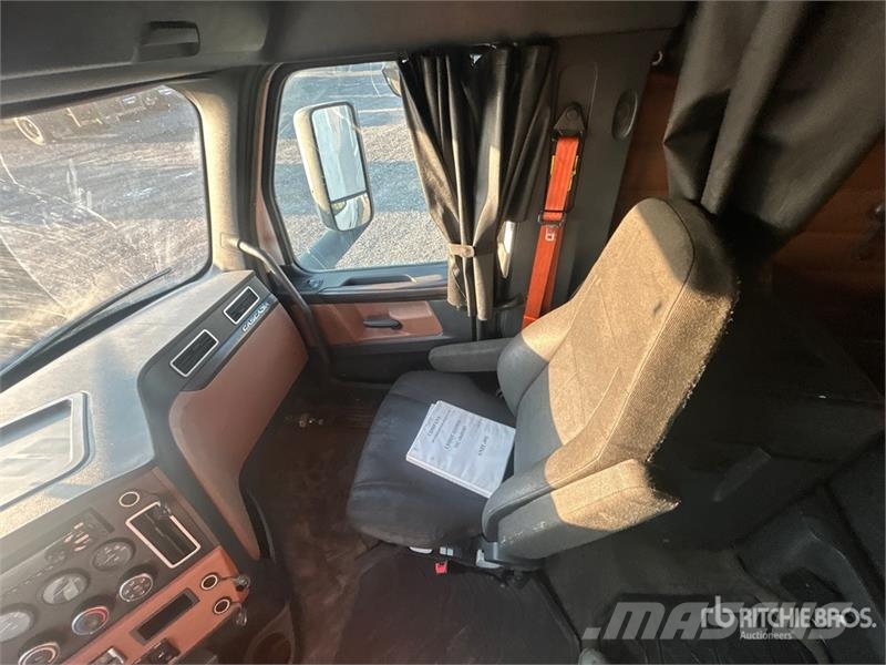 Freightliner Cascadia 126 6x4 T/A Sleeper Truck Tractor Vlačilci