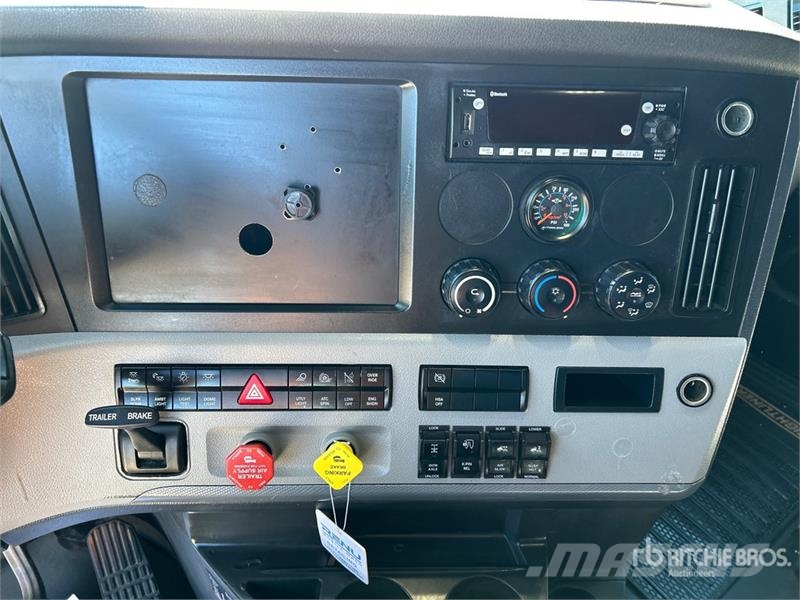 Freightliner Cascadia 126 6x4 T/A Sleeper Truck Tractor وحدات الجر
