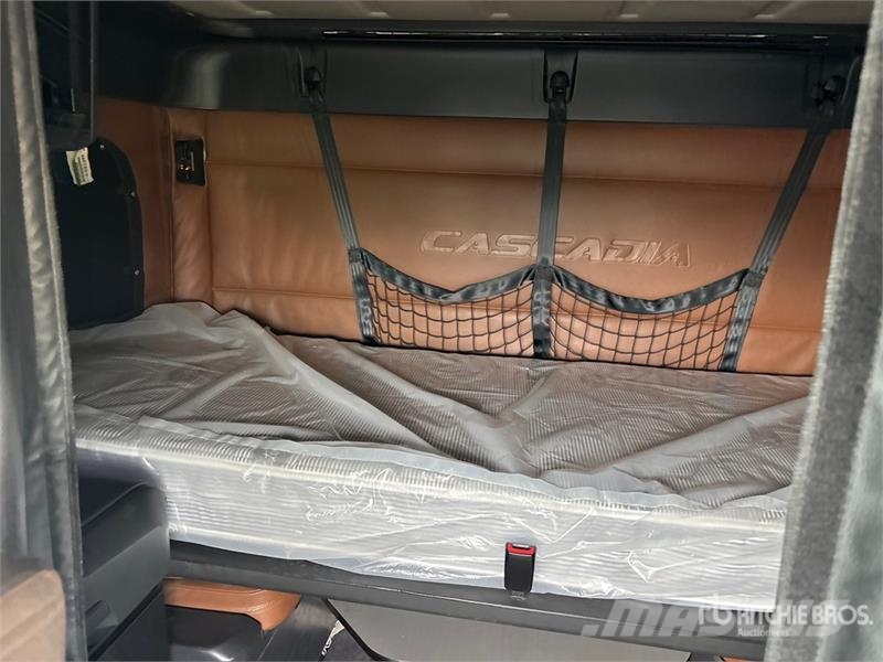 Freightliner Cascadia 126 6x4 T/A Sleeper Truck Tractor Тягачі