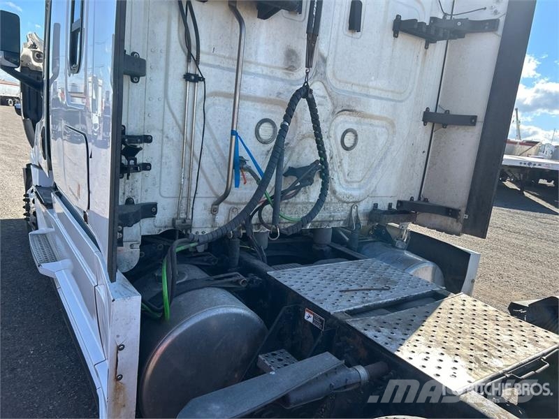 Freightliner Cascadia 126 6x4 T/A Sleeper Truck Tractor Седельные тягачи