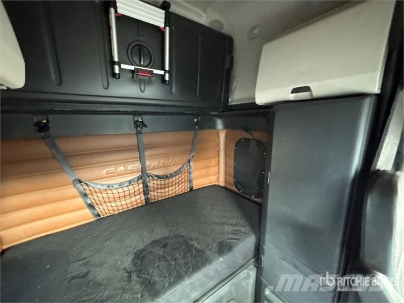 Freightliner Cascadia 126 6x4 T/A Sleeper Truck Tractor Tegljači