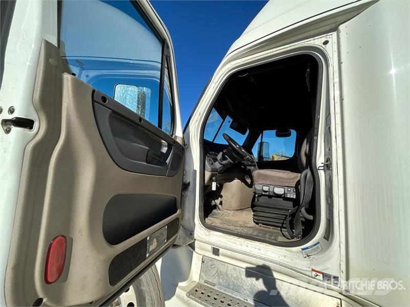 Freightliner Cascadia 125 6x4 T/A Sleeper Truck Tractor Sattelzugmaschinen