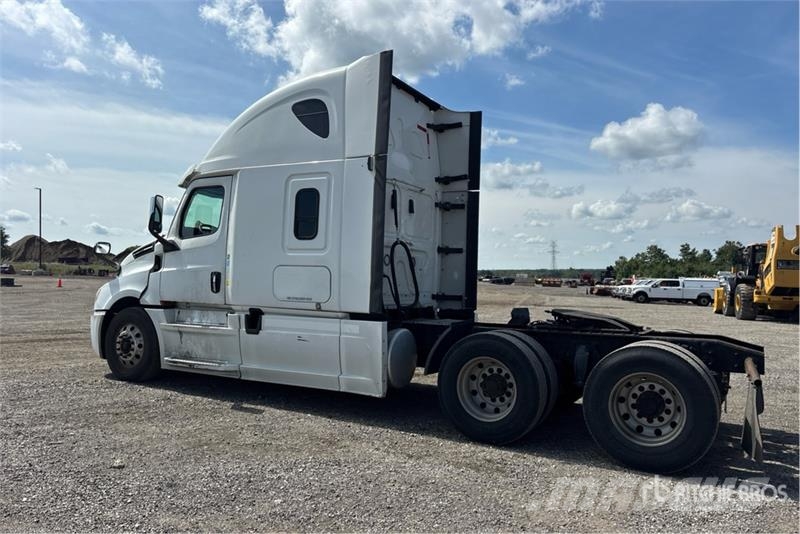 Freightliner Cascadia 126 6x4 T/A Sleeper Truck Tractor Vetopöytäautot