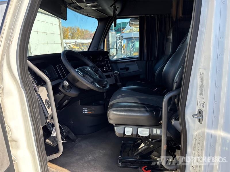 Freightliner Cascadia 126 6x4 T/A Sleeper Truck Tractor Тягачі