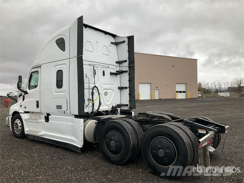 Freightliner Cascadia 126 6x4 T/A Sleeper Truck Tractor Vetopöytäautot