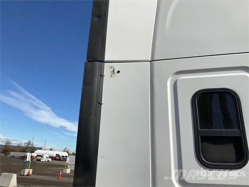 Freightliner Cascadia 126 6x4 T/A Sleeper Truck Tractor Vlačilci