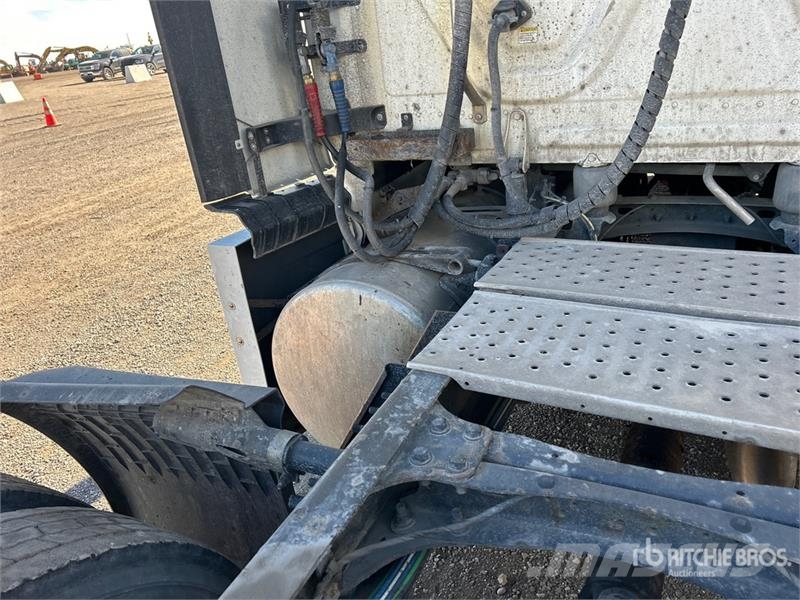Freightliner Cascadia 126 6x4 T/A Sleeper Truck Tractor Sattelzugmaschinen