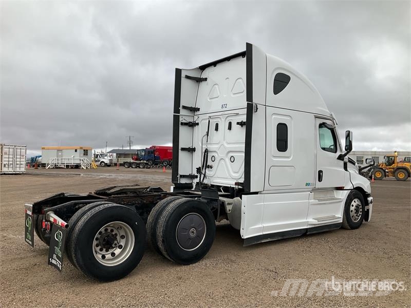 Freightliner Cascadia 126 6x4 T/A Sleeper Truck Tractor Vetopöytäautot