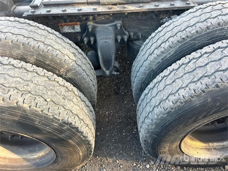 Freightliner Cascadia 126 6x4 T/A Sleeper Truck Tractor Vlačilci