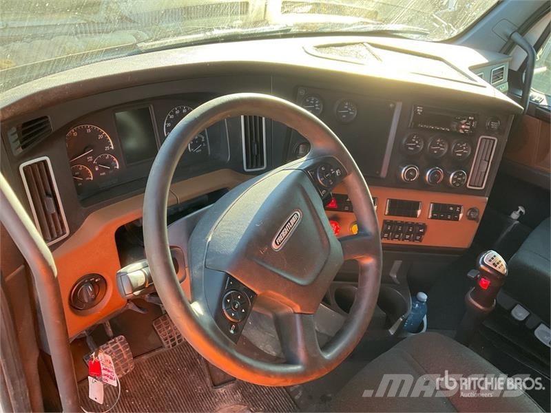 Freightliner Cascadia 126 6x4 T/A Sleeper Truck Tractor Traktorske jedinice