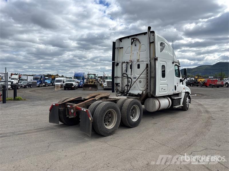 Freightliner Cascadia 125 6x4 T/A Sleeper Truck Tractor Trekkvogner