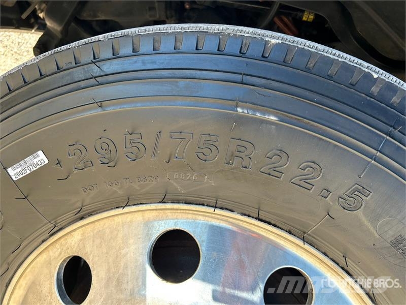 Freightliner Cascadia 126 6x4 T/A Sleeper Truck Tractor وحدات الجر