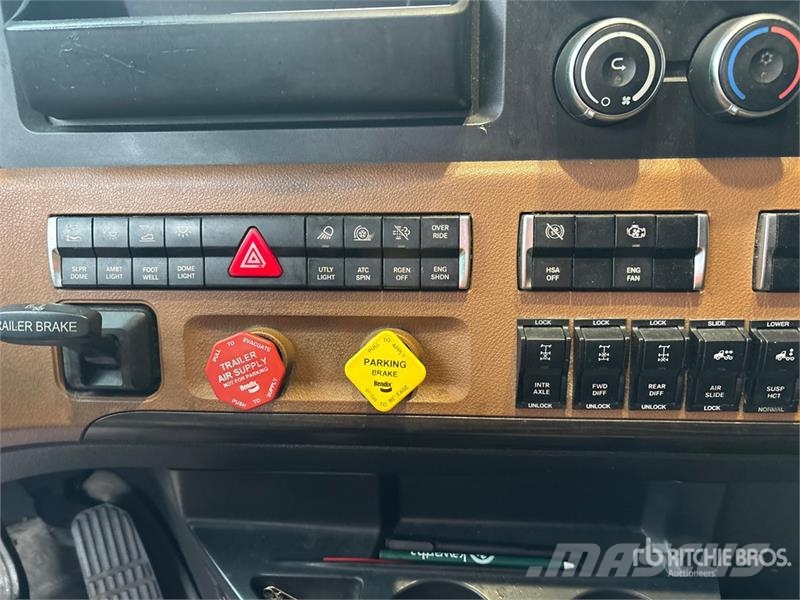 Freightliner Cascadia 126 6x4 T/A Sleeper Truck Tractor Tegljači