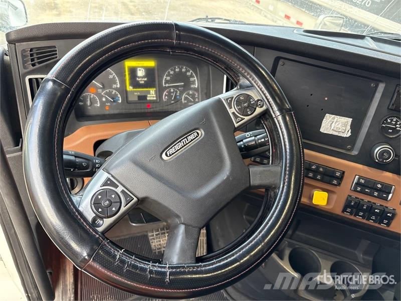 Freightliner Cascadia 126 6x4 T/A Sleeper Truck Tractor Tegljači