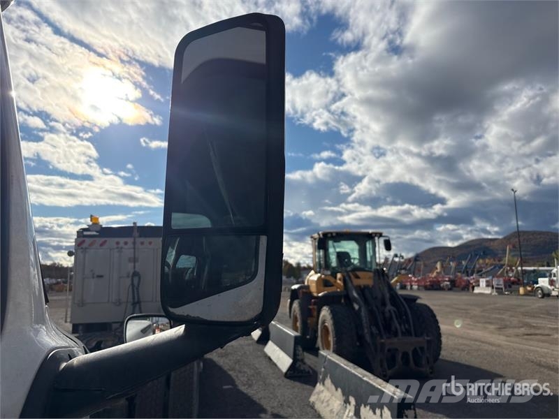 Freightliner Cascadia 126 6x4 T/A Sleeper Truck Tractor Tegljači