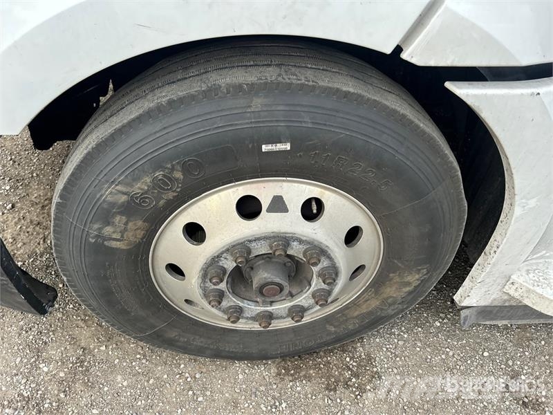 Freightliner Cascadia 126 6x4 T/A Sleeper Truck Tractor 曳引機組件