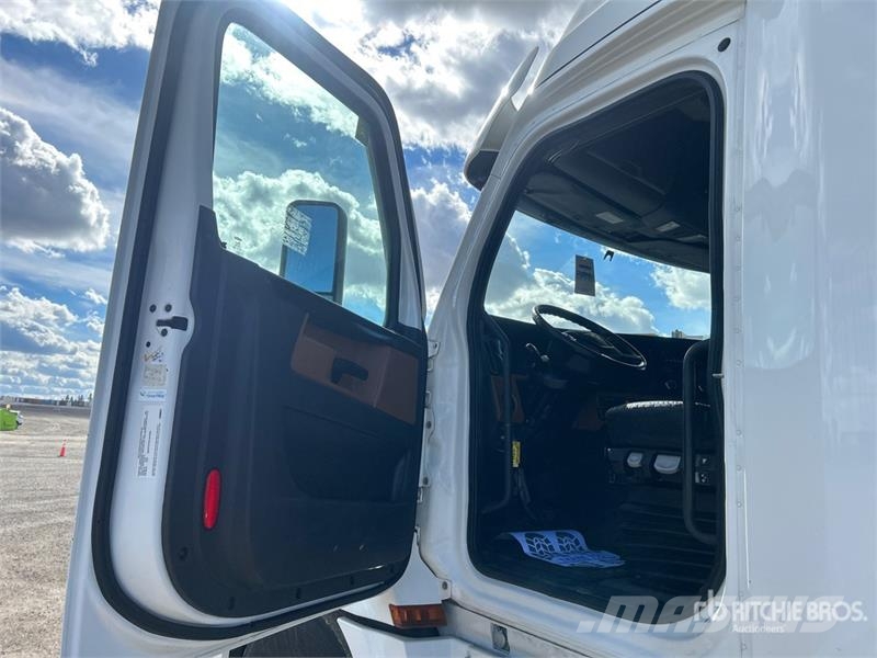 Freightliner Cascadia 126 وحدات الجر