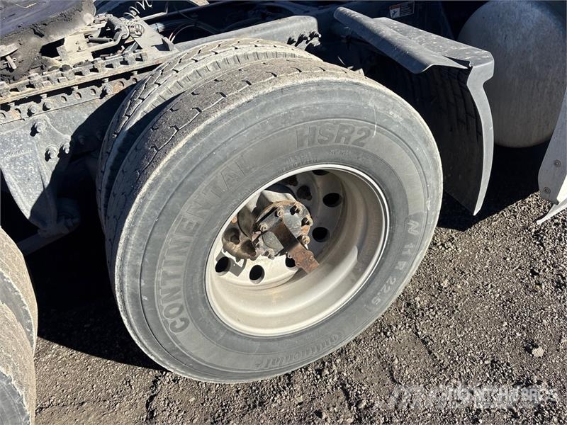 Freightliner Cascadia 126 6x4 T/A Sleeper Truck Tractor Тягачі