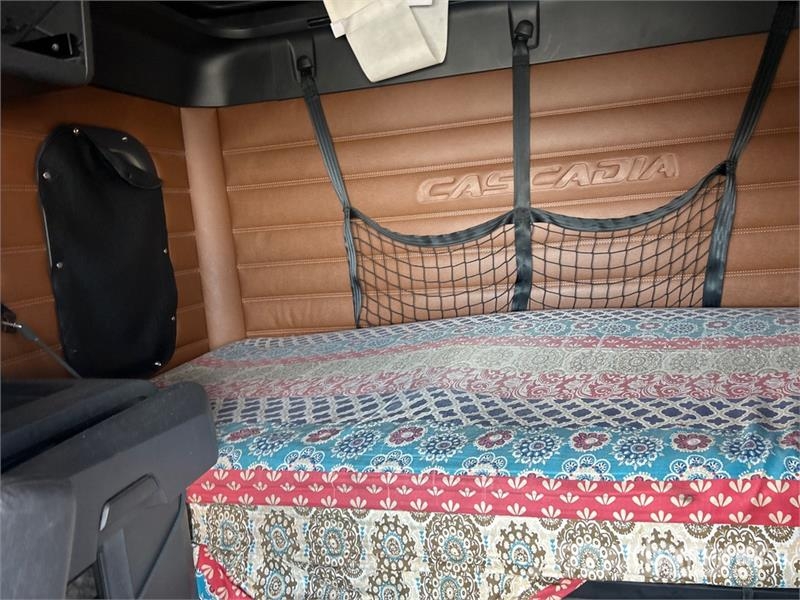 Freightliner Cascadia 126 6x4 T/A Sleeper Truck Tractor Tegljači