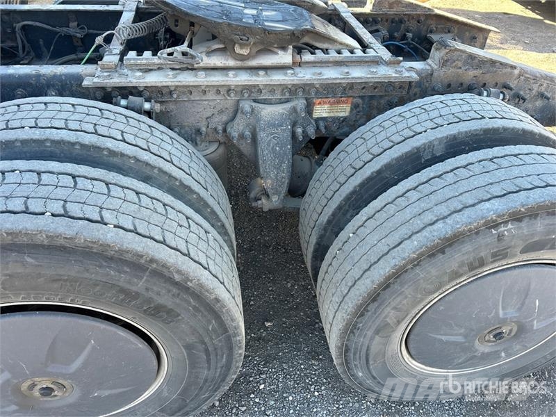 Freightliner Cascadia 126 6x4 T/A Sleeper Truck Tractor Sattelzugmaschinen