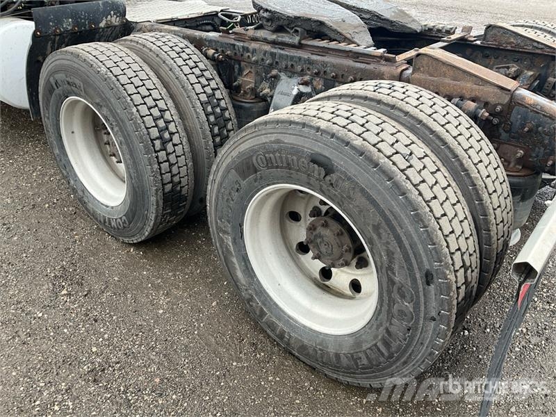 Freightliner Cascadia 125 6x4 T/A Sleeper Truck Tractor Vlačilci