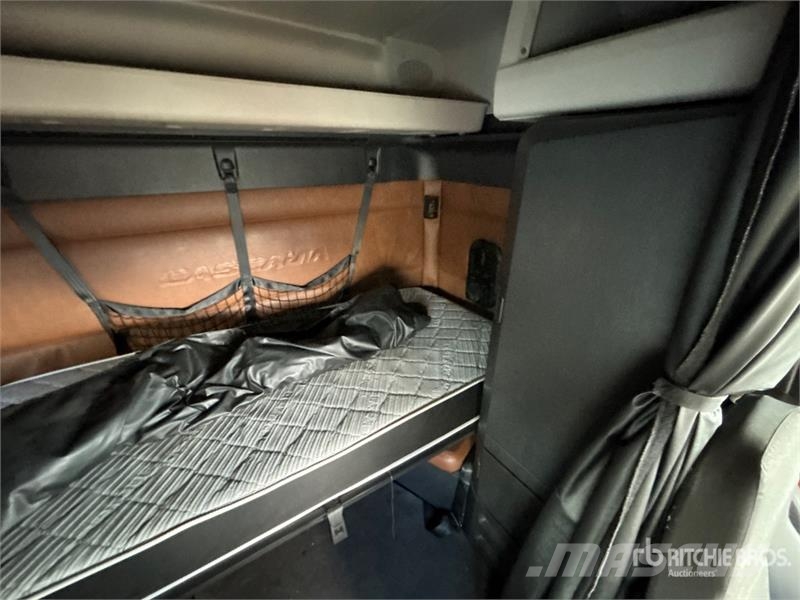 Freightliner Cascadia 126 6x4 T/A Sleeper Truck Tractor Tegljači