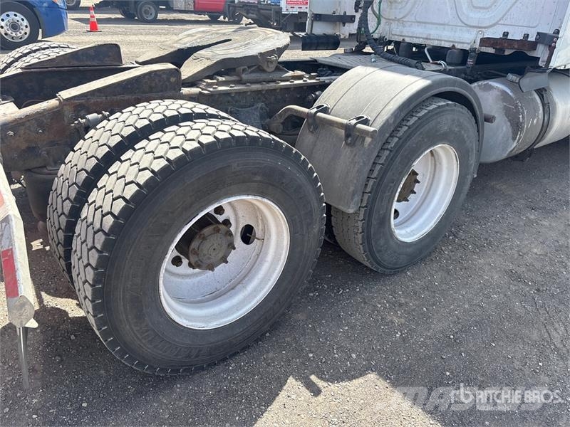 Freightliner Cascadia 126 6x4 T/A Sleeper Truck Tractor Tegljači