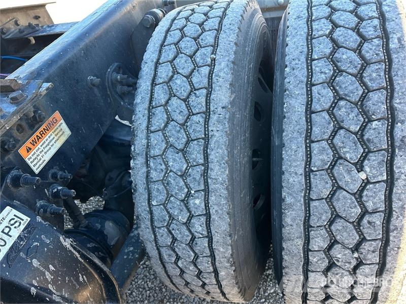Freightliner Cascadia 126 6x4 T/A Sleeper Truck Tractor وحدات الجر