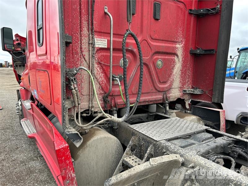 Freightliner Cascadia 125 6x4 T/A Sleeper Truck Tractor Vetopöytäautot