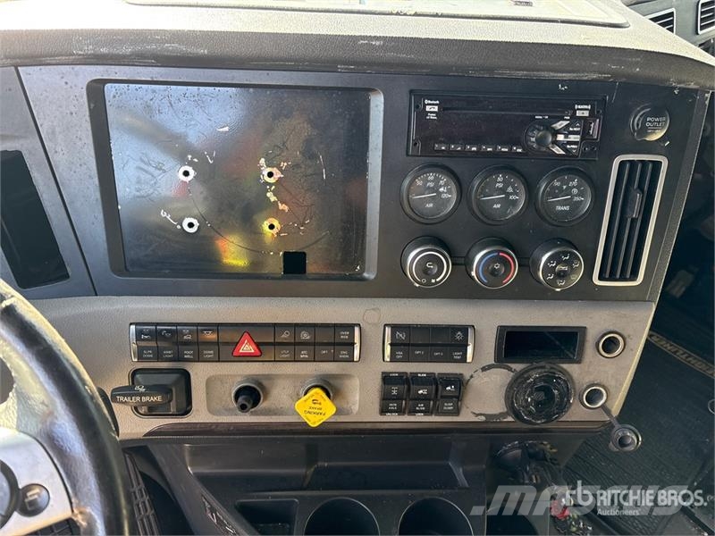 Freightliner Cascadia 126 6x4 T/A Sleeper Truck Tractor (Inoper Sattelzugmaschinen