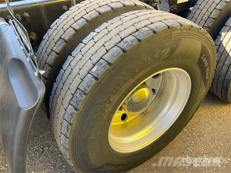 Freightliner Cascadia 126 6x4 T/A Sleeper Truck Tractor وحدات الجر