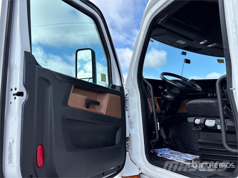 Freightliner Cascadia 126 6x4 T/A Sleeper Truck Tractor Тягачі