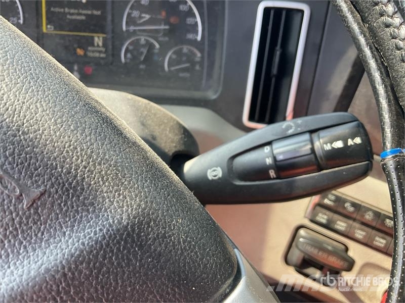 Freightliner Cascadia 126 6x4 T/A Sleeper Truck Tractor Sattelzugmaschinen