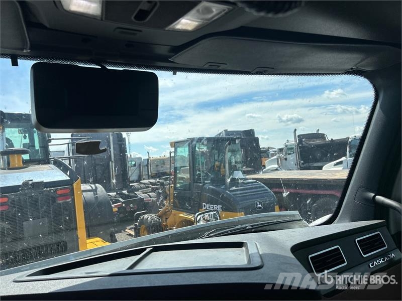 Freightliner Cascadia 126 6x4 T/A Sleeper Truck Tractor 曳引機組件