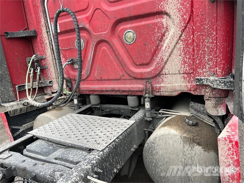 Freightliner Cascadia 125 6x4 T/A Sleeper Truck Tractor Vetopöytäautot