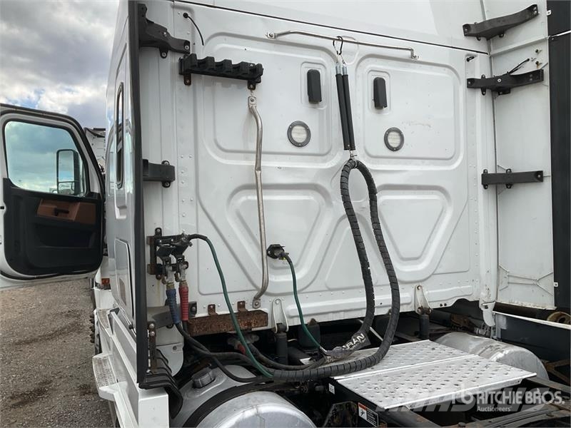 Freightliner Cascadia 126 6x4 T/A Sleeper Truck Tractor وحدات الجر