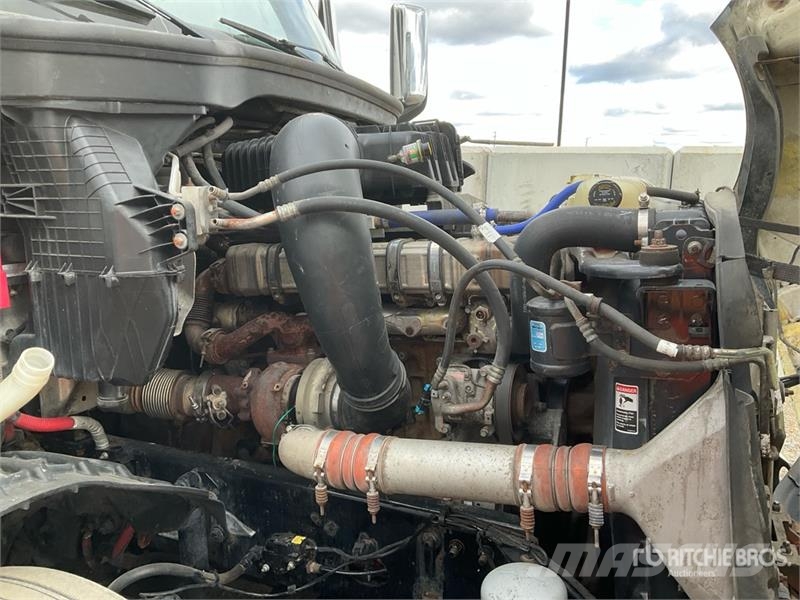 Freightliner Cascadia 126 6x4 T/A Sleeper Truck Tractor وحدات الجر
