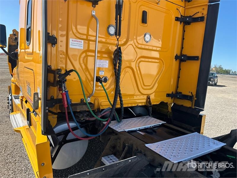 Freightliner Cascadia 125 6x4 T/A Sleeper Truck Tractor Dragbilar