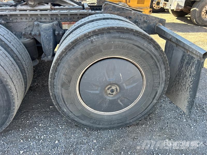 Freightliner Cascadia 126 6x4 T/A Sleeper Truck Tractor Sattelzugmaschinen