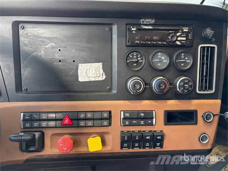 Freightliner Cascadia 126 6x4 T/A Sleeper Truck Tractor Tegljači